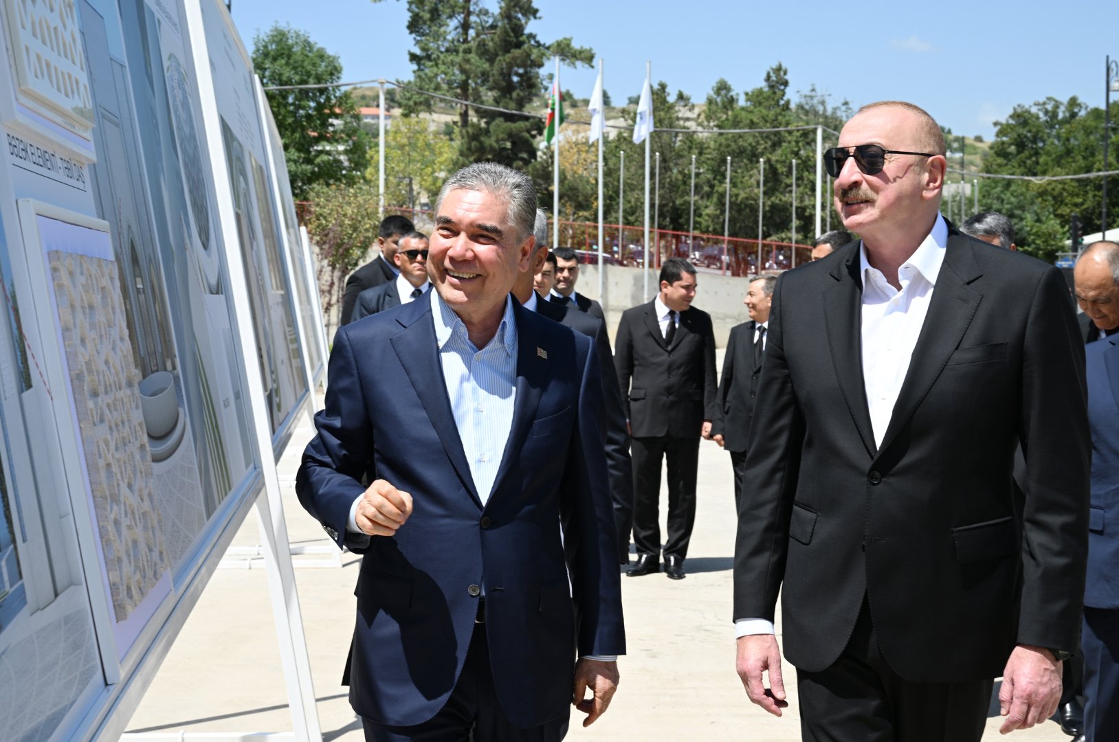Prezident İlham Əliyev və Türkmənistan Xalq Məsləhətinin sədri Yeni Şuşa məscidində tikinti işlərinin gedişi ilə tanış olublar (FOTO)