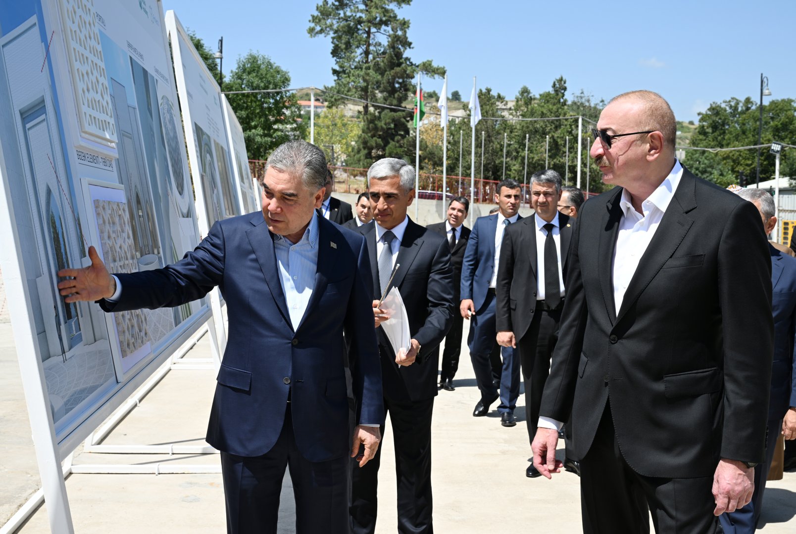 Prezident İlham Əliyev və Türkmənistan Xalq Məsləhətinin sədri Yeni Şuşa məscidində tikinti işlərinin gedişi ilə tanış olublar (FOTO)