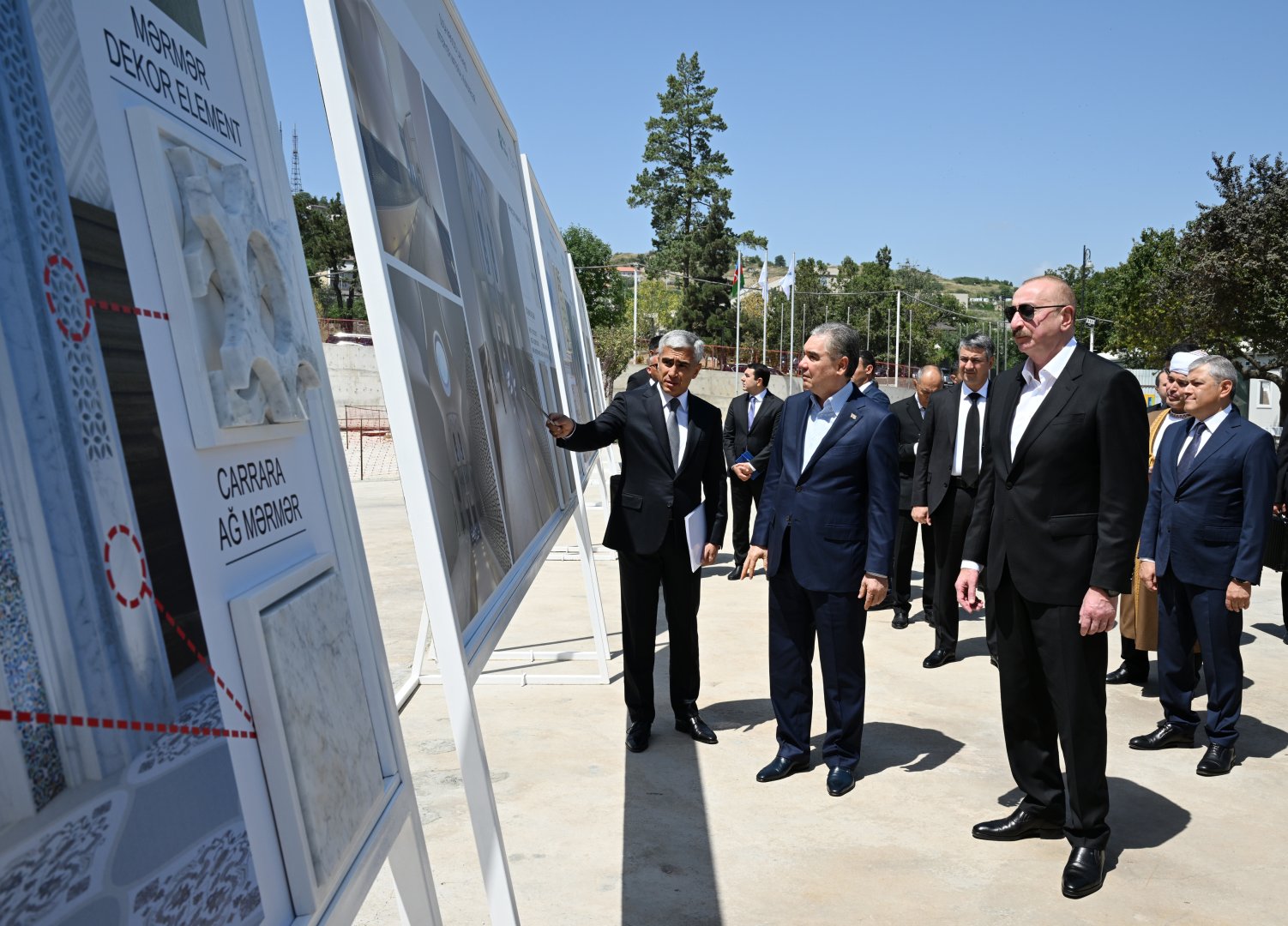 Prezident İlham Əliyev və Türkmənistan Xalq Məsləhətinin sədri Yeni Şuşa məscidində tikinti işlərinin gedişi ilə tanış olublar (FOTO)