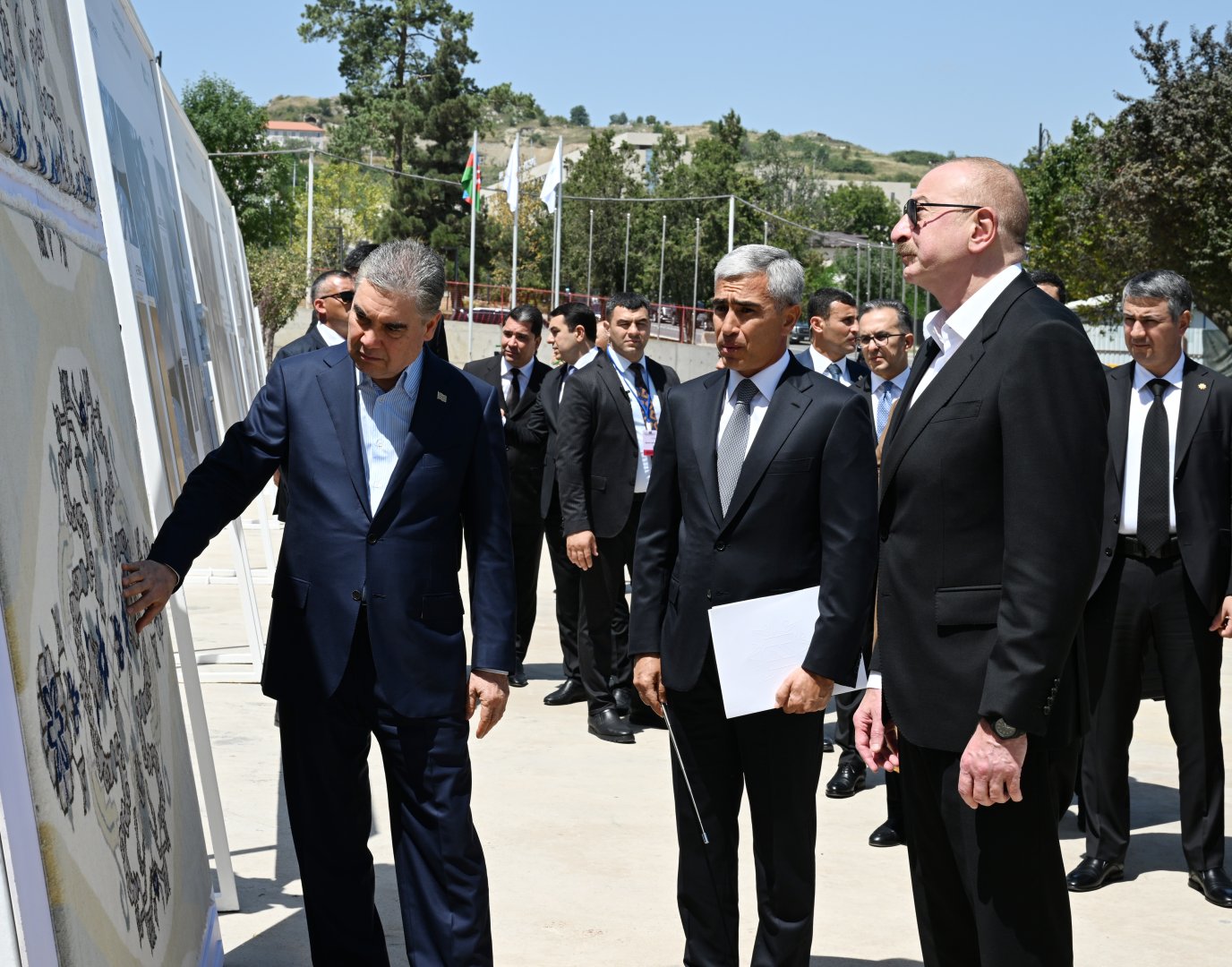 Prezident İlham Əliyev və Türkmənistan Xalq Məsləhətinin sədri Yeni Şuşa məscidində tikinti işlərinin gedişi ilə tanış olublar (FOTO)