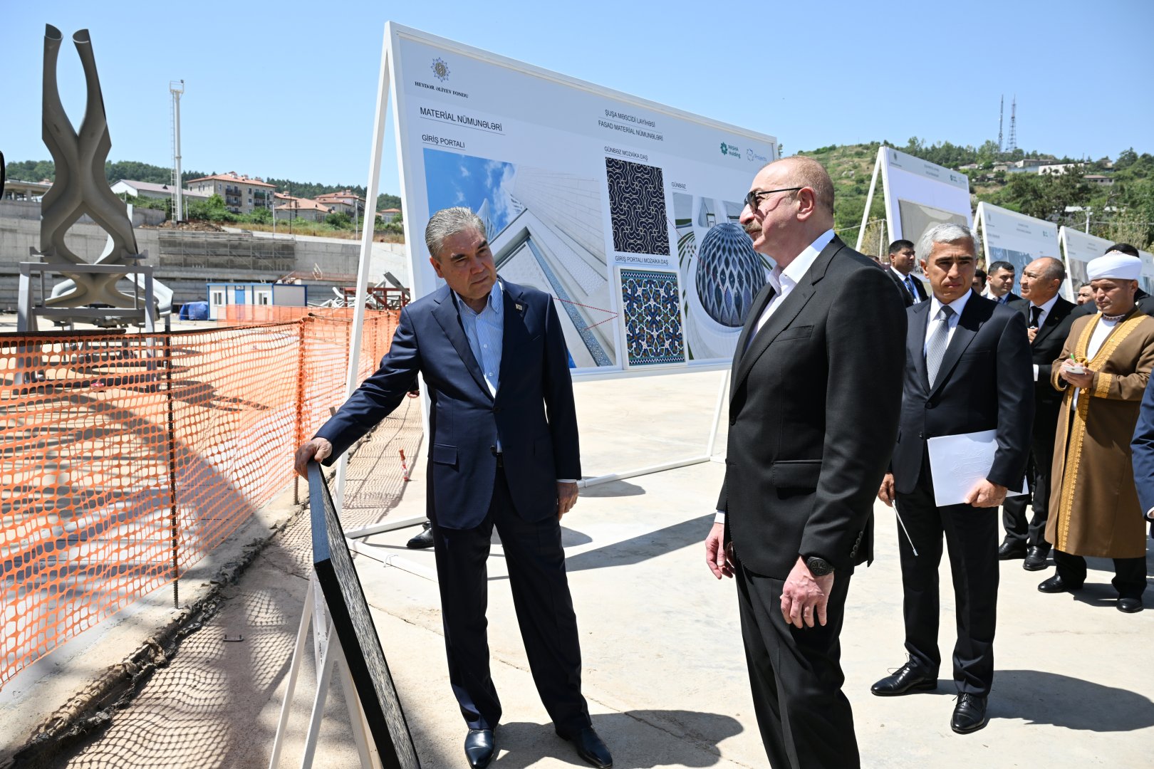 Prezident İlham Əliyev və Türkmənistan Xalq Məsləhətinin sədri Yeni Şuşa məscidində tikinti işlərinin gedişi ilə tanış olublar (FOTO)