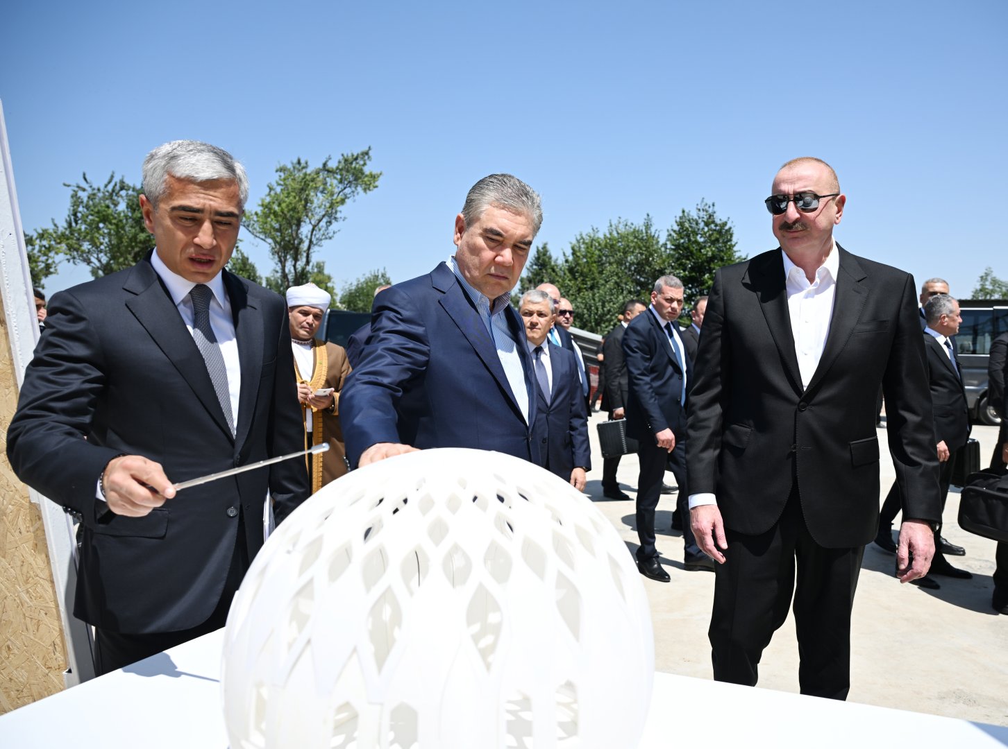 Prezident İlham Əliyev və Türkmənistan Xalq Məsləhətinin sədri Yeni Şuşa məscidində tikinti işlərinin gedişi ilə tanış olublar (FOTO)