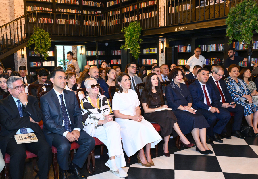 Heydər Əliyev Fondunun vitse-prezidenti Leyla Əliyeva Bakı Kitab Mərkəzində “Tanımadığımız Konfutsi” adlı gecədə iştirak edib (FOTO)