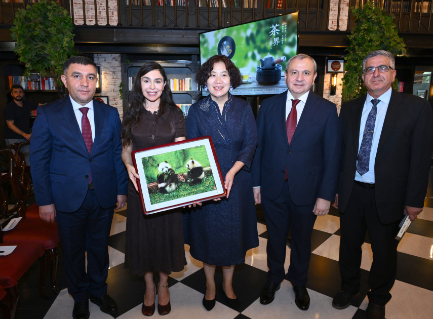Heydər Əliyev Fondunun vitse-prezidenti Leyla Əliyeva Bakı Kitab Mərkəzində “Tanımadığımız Konfutsi” adlı gecədə iştirak edib (FOTO)