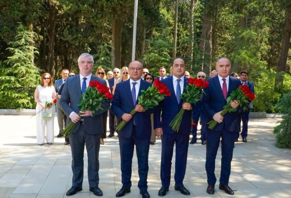ANAMA kollektivi Ulu Öndərin məzarını ziyarət edib (FOTO)