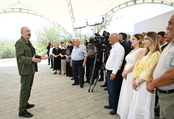 Prezident İlham Əliyevin Təzəbinə və Xanyurdu sakinləri ilə səmimi söhbəti (FOTO)
