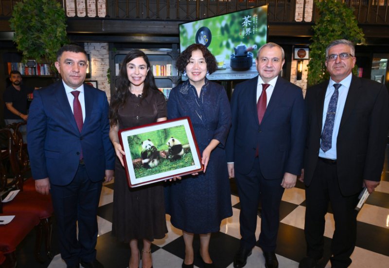 Heydər Əliyev Fondunun vitse-prezidenti Leyla Əliyeva Bakı Kitab Mərkəzində “Tanımadığımız Konfutsi” adlı gecədə iştirak edib (FOTO)