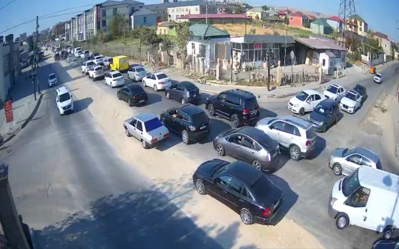 Sürücülərin NƏZƏRİNƏ: Paytaxtın bir sıra yollarında tıxac var - SİYAHI (FOTO)