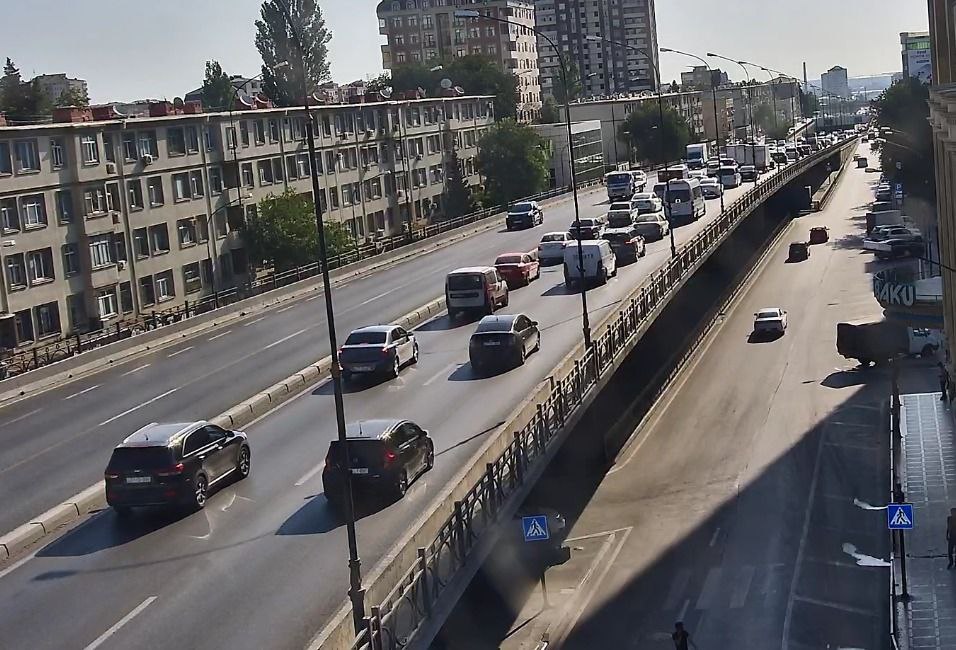Sürücülərin NƏZƏRİNƏ: Paytaxtın bir sıra yollarında tıxac var - SİYAHI (FOTO)