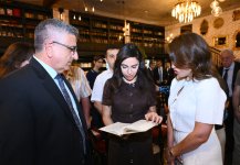 Heydər Əliyev Fondunun vitse-prezidenti Leyla Əliyeva Bakı Kitab Mərkəzində “Tanımadığımız Konfutsi” adlı gecədə iştirak edib (FOTO)