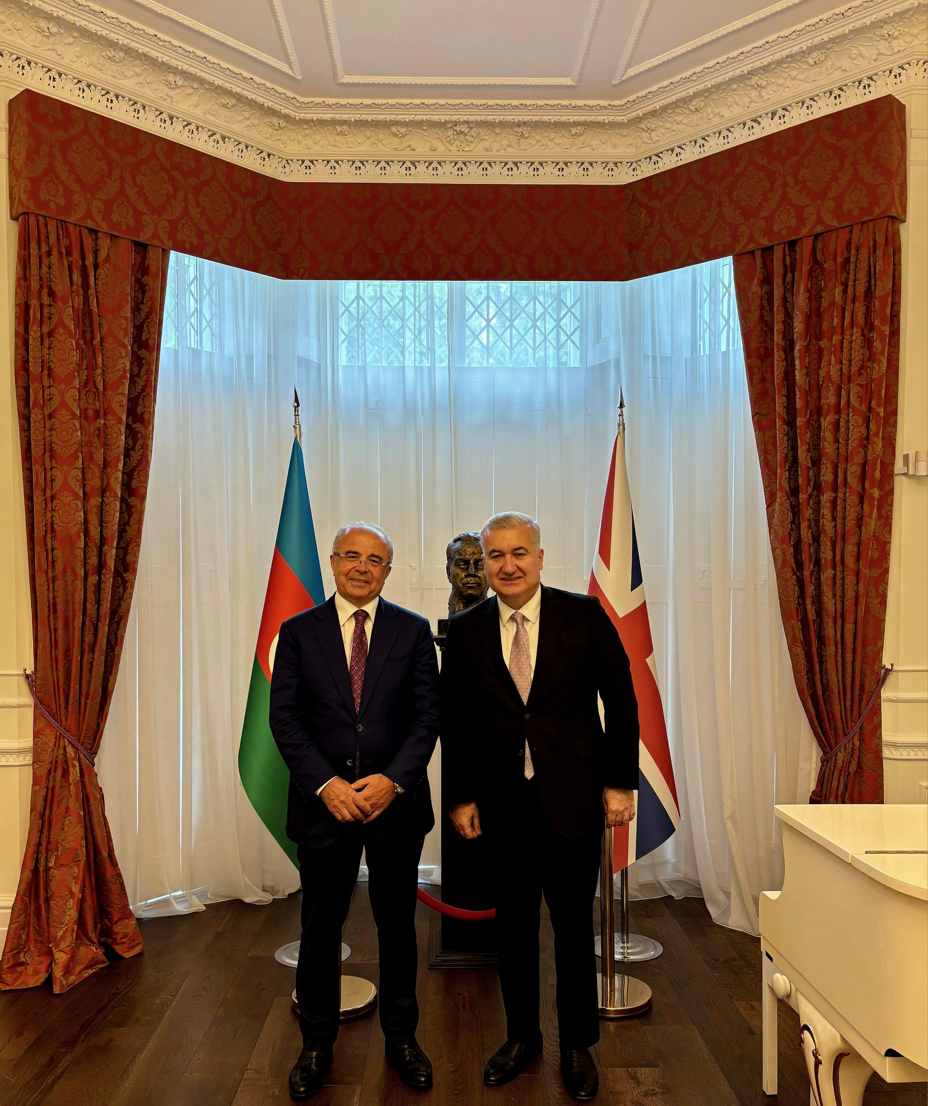 Azərbaycan İdman Akademiyasının rektoru Fuad Hacıyev Londonda səfir Elin Süleymanovla görüşüb (FOTO)