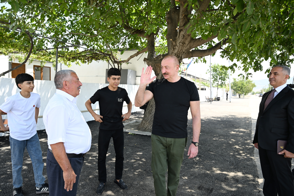 Prezident İlham Əliyev Xocalının Təzəbinə kəndində görülən işlərlə tanış olub (FOTO)
