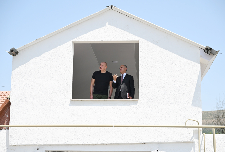 Prezident İlham Əliyev Xocalının Təzəbinə kəndində görülən işlərlə tanış olub (FOTO)