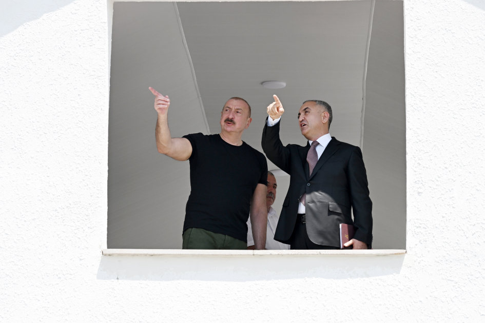 Prezident İlham Əliyev Xocalının Təzəbinə kəndində görülən işlərlə tanış olub (FOTO)