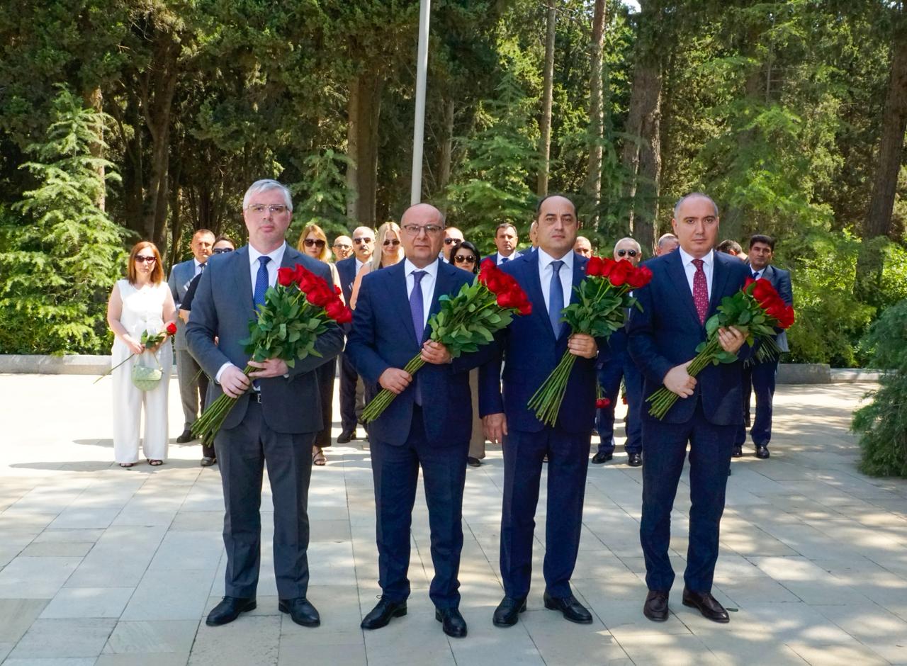 ANAMA kollektivi Ulu Öndərin məzarını ziyarət edib (FOTO)