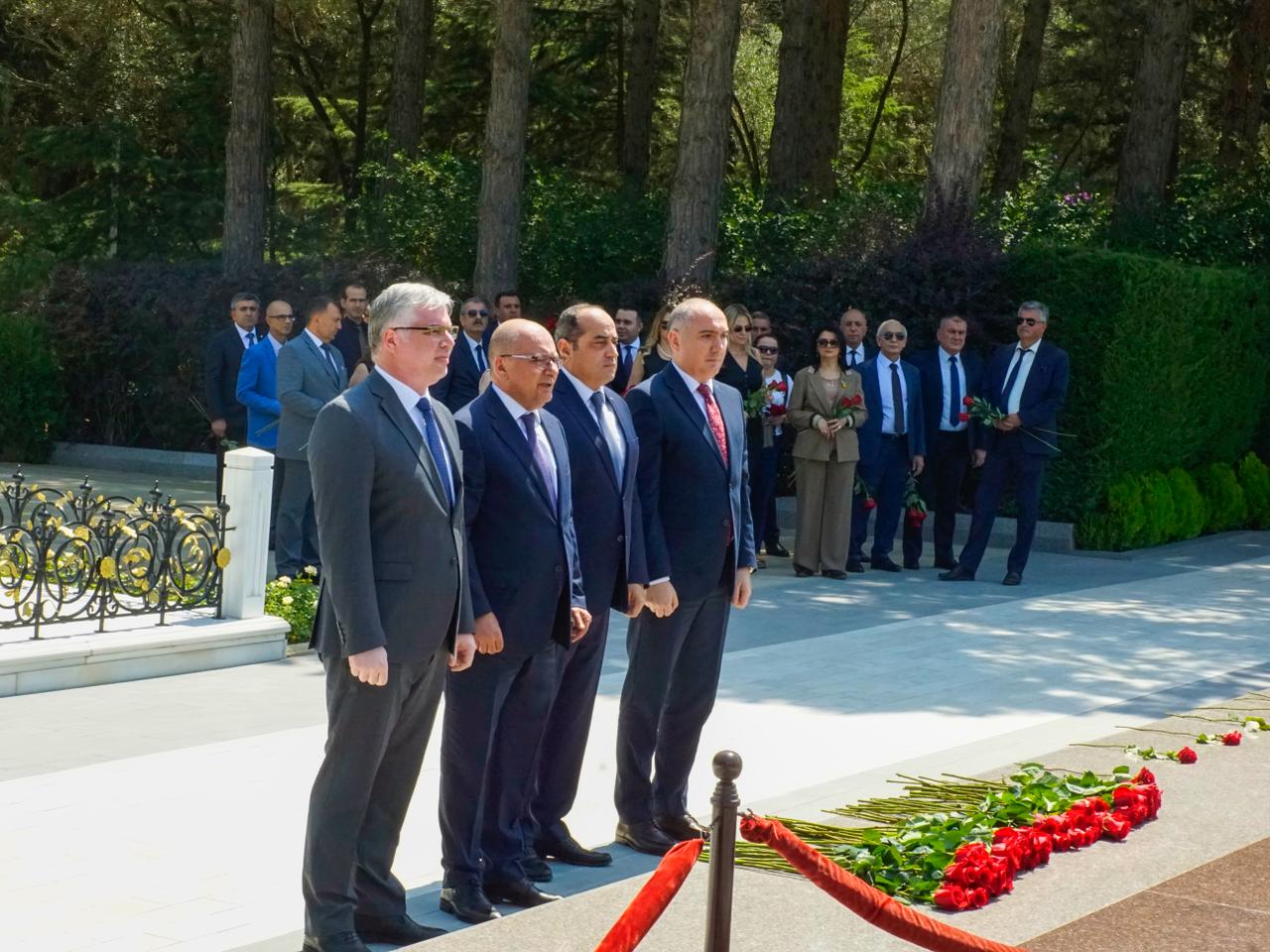 ANAMA kollektivi Ulu Öndərin məzarını ziyarət edib (FOTO)