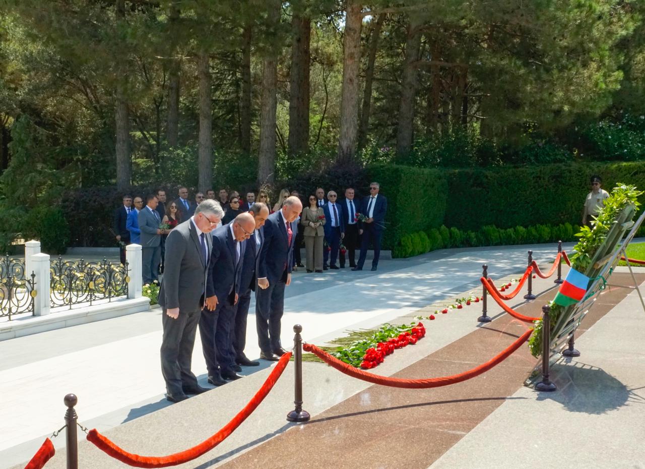 ANAMA kollektivi Ulu Öndərin məzarını ziyarət edib (FOTO)