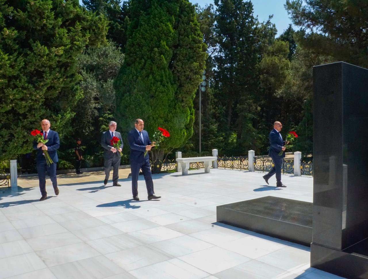 ANAMA kollektivi Ulu Öndərin məzarını ziyarət edib (FOTO)