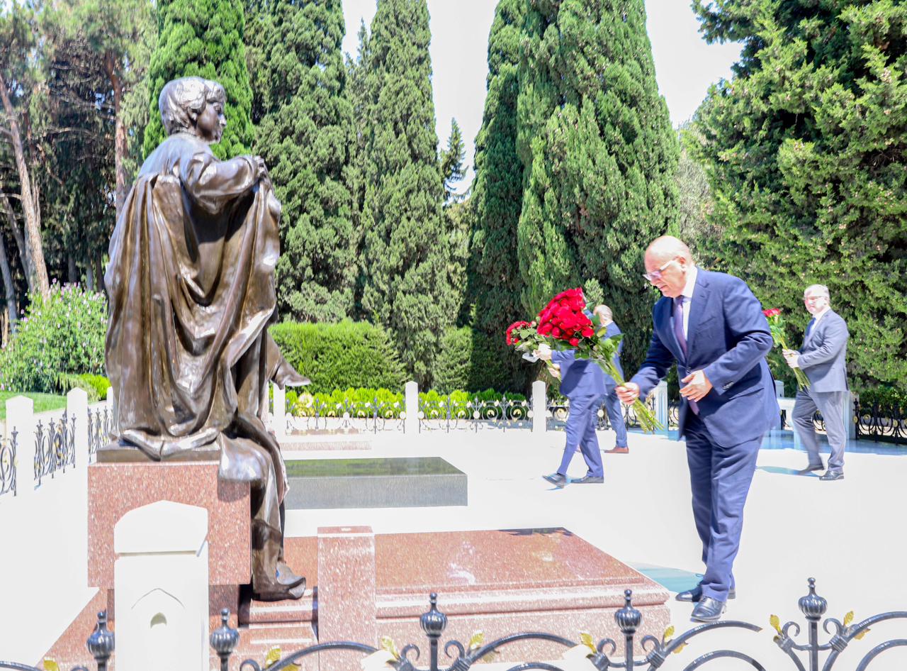 ANAMA kollektivi Ulu Öndərin məzarını ziyarət edib (FOTO)