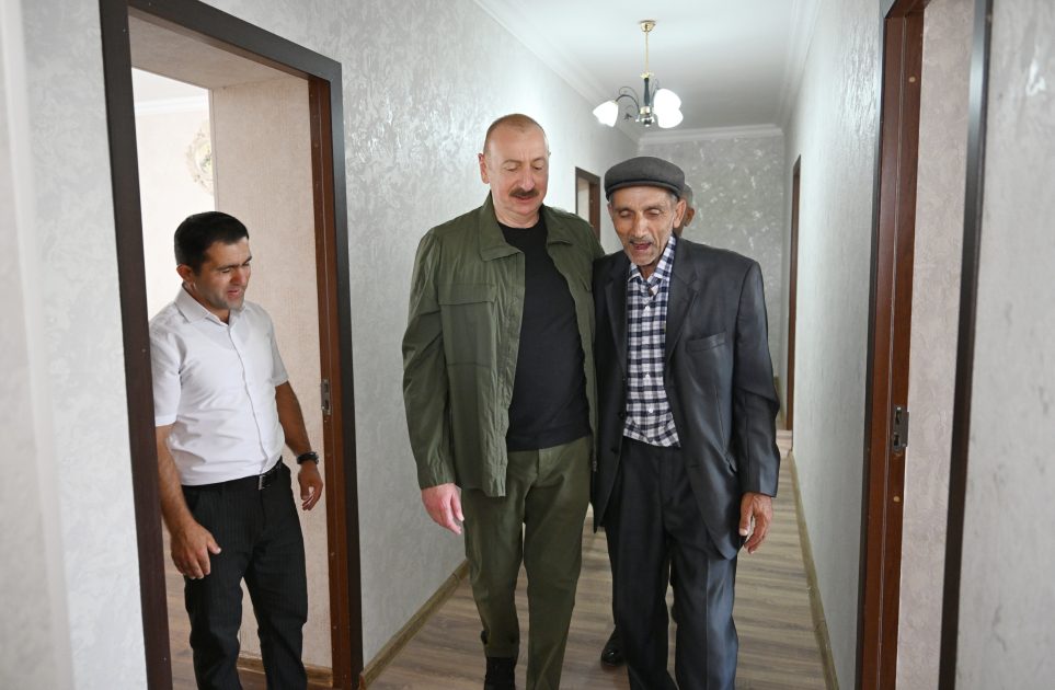 Prezident İlham Əliyev Xocalının Xanyurdu kəndində olub, kəndə köçən bir qrup sakinlə görüşüb (FOTO)