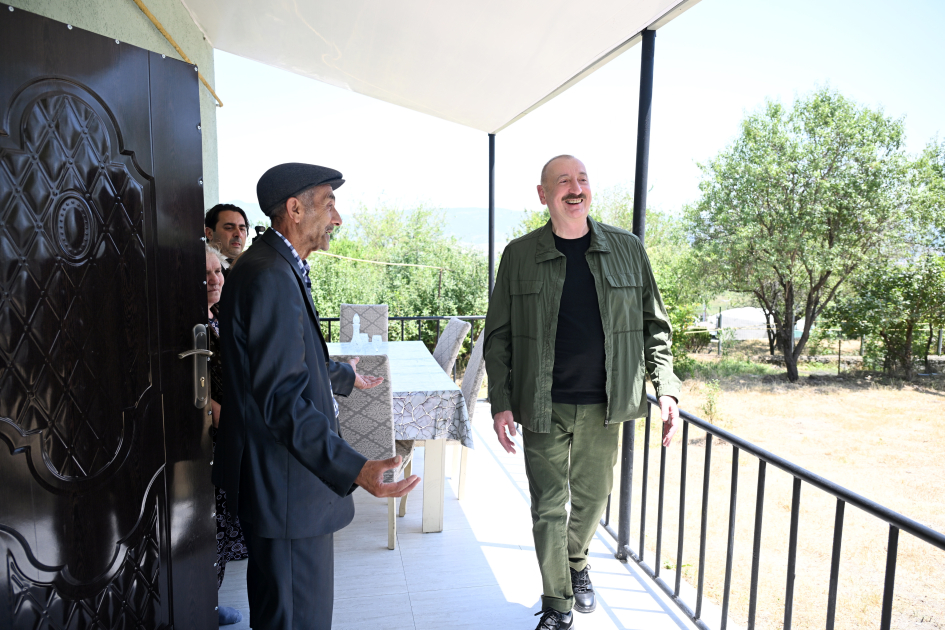 Prezident İlham Əliyev Xocalının Xanyurdu kəndində olub, kəndə köçən bir qrup sakinlə görüşüb (FOTO)