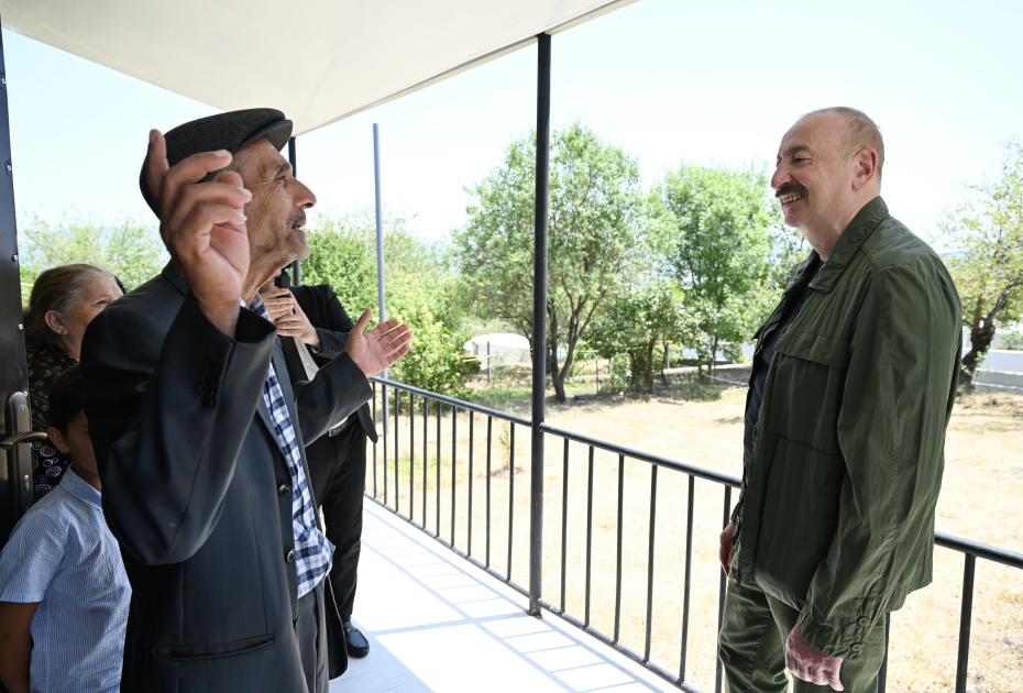 Prezident İlham Əliyev Xocalının Xanyurdu kəndində olub, kəndə köçən bir qrup sakinlə görüşüb (FOTO)