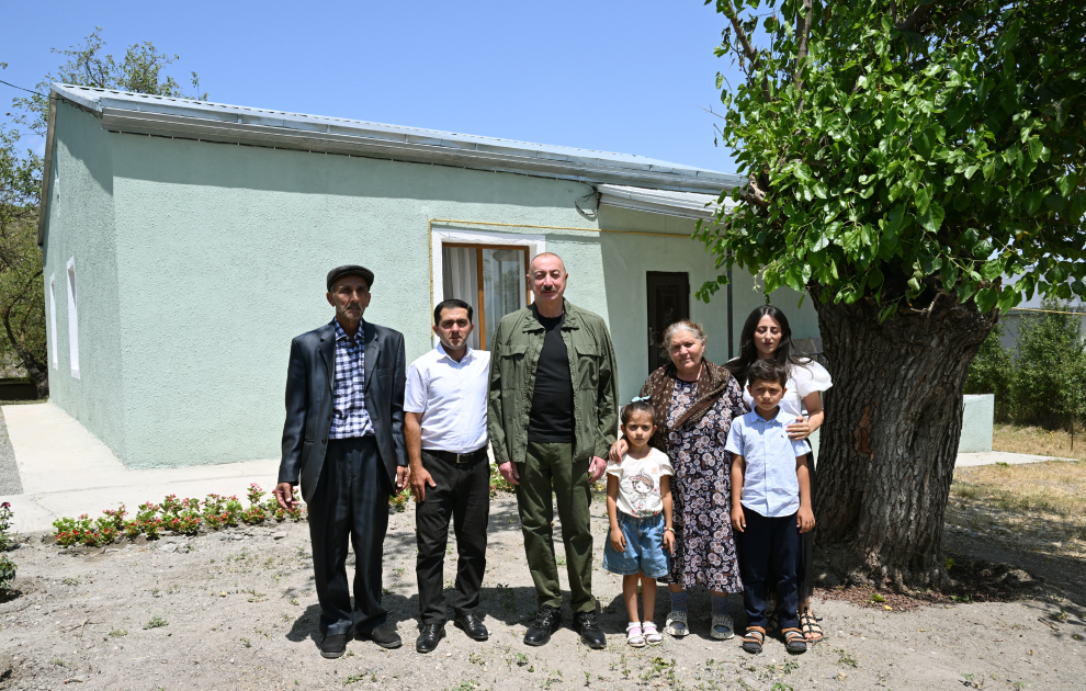 Prezident İlham Əliyev Xocalının Xanyurdu kəndində olub, kəndə köçən bir qrup sakinlə görüşüb (FOTO)
