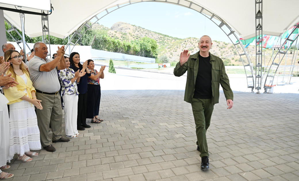 Prezident İlham Əliyev Xocalının Xanyurdu kəndində olub, kəndə köçən bir qrup sakinlə görüşüb (FOTO)