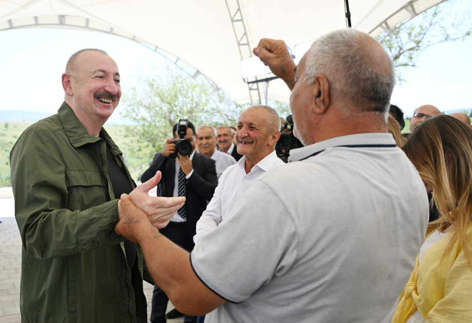 Prezident İlham Əliyev Xocalının Xanyurdu kəndində olub, kəndə köçən bir qrup sakinlə görüşüb (FOTO)