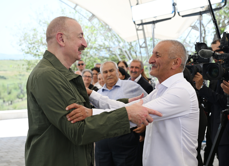 Prezident İlham Əliyev Xocalının Xanyurdu kəndində olub, kəndə köçən bir qrup sakinlə görüşüb (FOTO)
