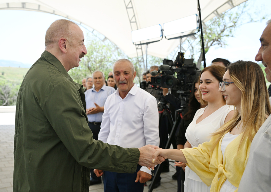 Prezident İlham Əliyev Xocalının Xanyurdu kəndində olub, kəndə köçən bir qrup sakinlə görüşüb (FOTO)