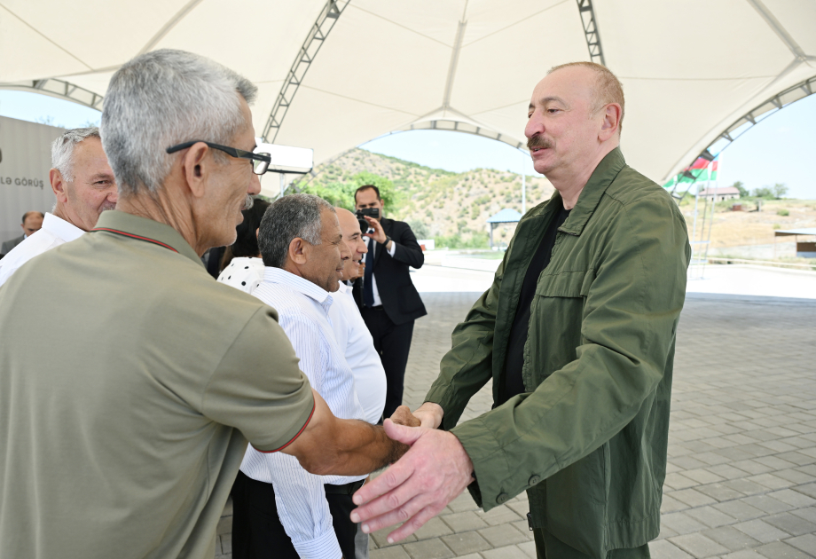 Prezident İlham Əliyev Xocalının Xanyurdu kəndində olub, kəndə köçən bir qrup sakinlə görüşüb (FOTO)