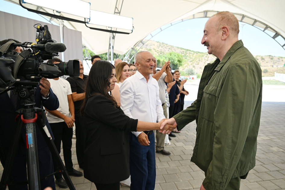 Prezident İlham Əliyev Xocalının Xanyurdu kəndində olub, kəndə köçən bir qrup sakinlə görüşüb (FOTO)
