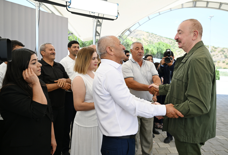 Prezident İlham Əliyev Xocalının Xanyurdu kəndində olub, kəndə köçən bir qrup sakinlə görüşüb (FOTO)
