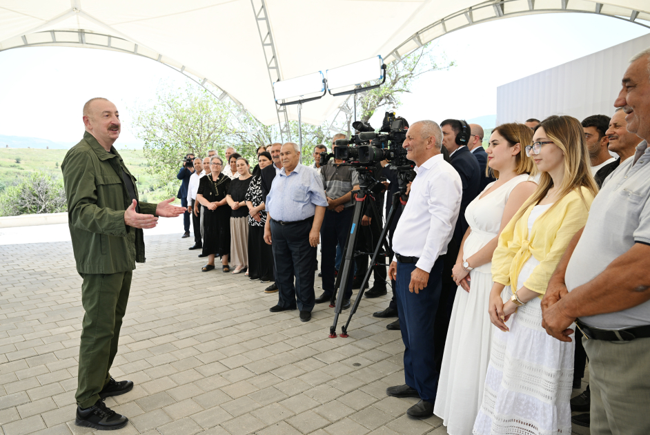 Prezident İlham Əliyev Xocalının Xanyurdu kəndində olub, kəndə köçən bir qrup sakinlə görüşüb (FOTO)
