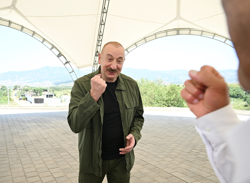 Prezident İlham Əliyev Xocalının Xanyurdu kəndində olub, kəndə köçən bir qrup sakinlə görüşüb (FOTO)
