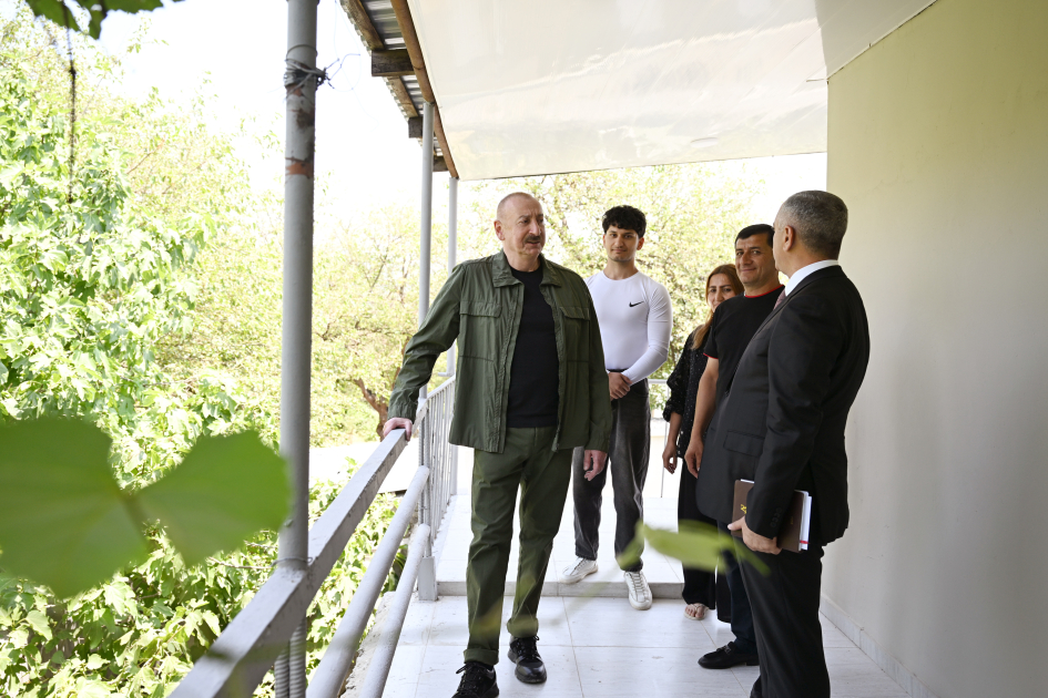 Prezident İlham Əliyev Xocalının Xanyurdu kəndində olub, kəndə köçən bir qrup sakinlə görüşüb (FOTO)