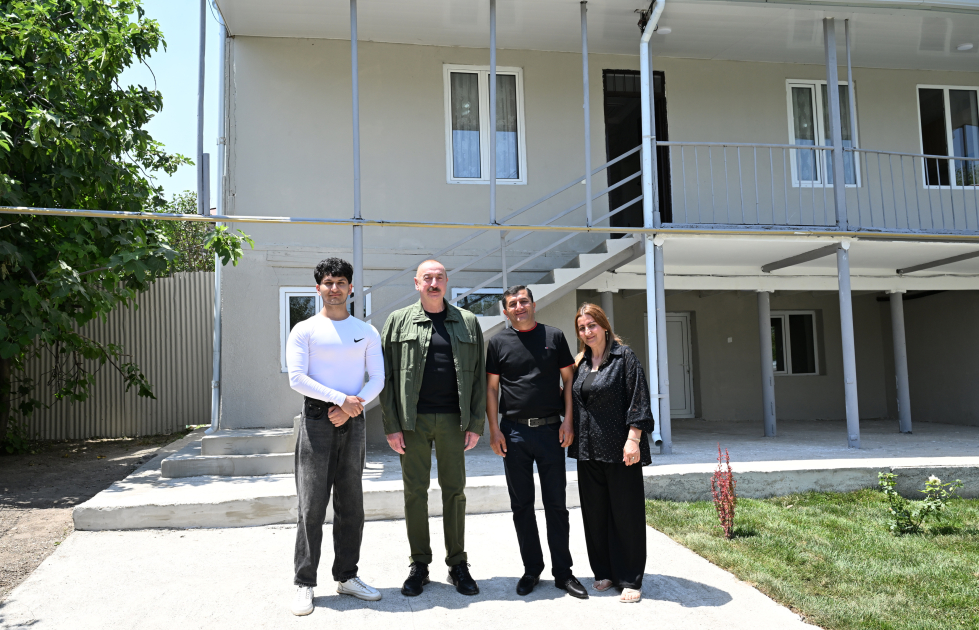 Prezident İlham Əliyev Xocalının Xanyurdu kəndində olub, kəndə köçən bir qrup sakinlə görüşüb (FOTO)
