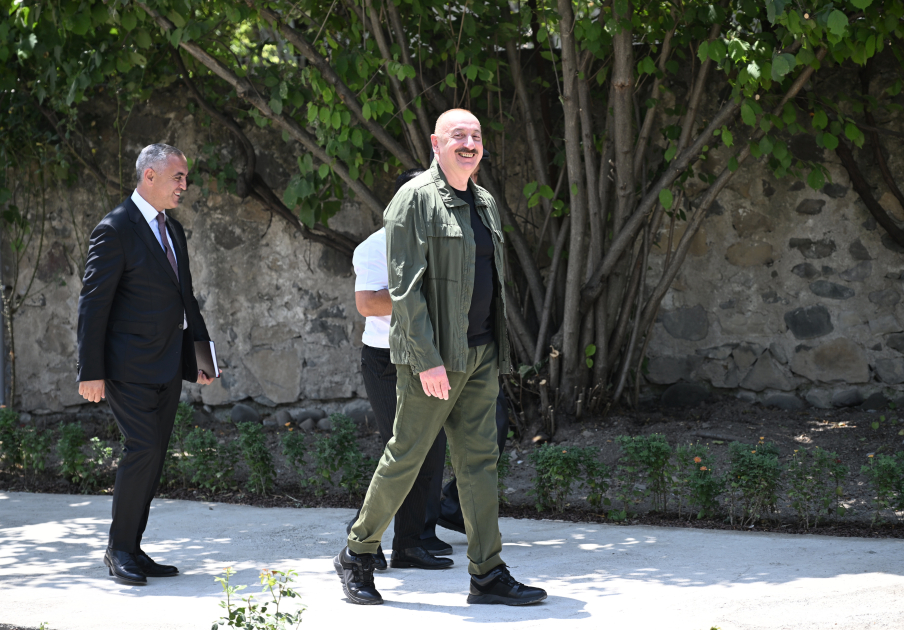 Prezident İlham Əliyev Xocalının Xanyurdu kəndində olub, kəndə köçən bir qrup sakinlə görüşüb (FOTO)