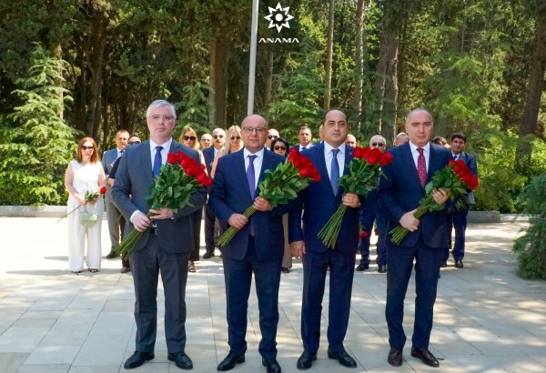 ANAMA kollektivi Agentliyin təsis edilməsinin 27-ci ildönümü ilə əlaqədar Ulu Öndərin məzarını ziyarət edib (FOTO)