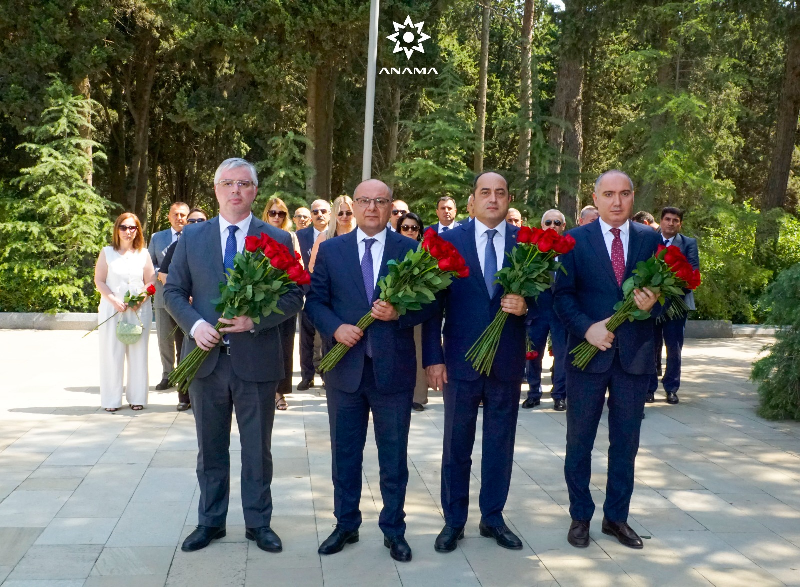 ANAMA kollektivi Agentliyin təsis edilməsinin 27-ci ildönümü ilə əlaqədar Ulu Öndərin məzarını ziyarət edib (FOTO)