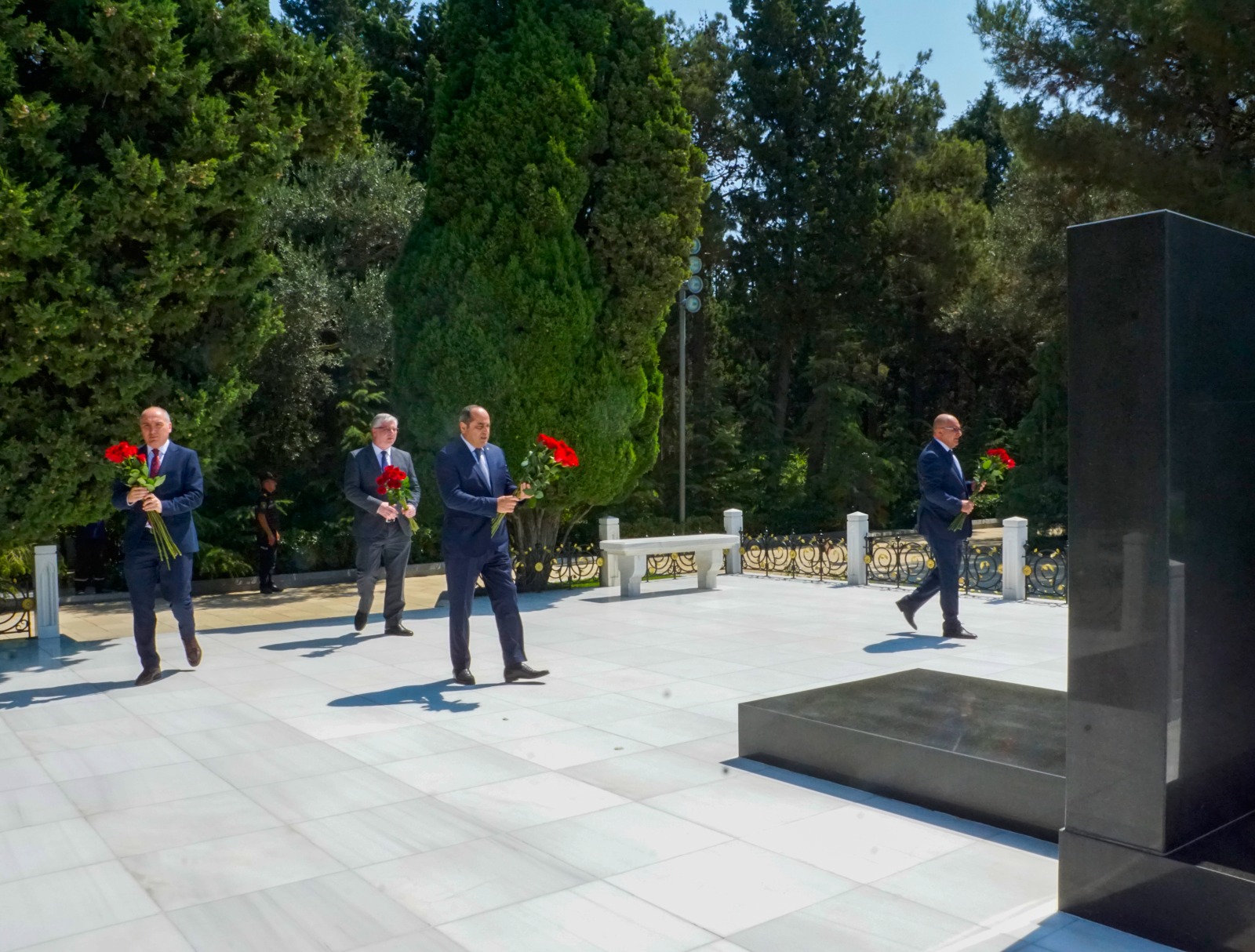 ANAMA kollektivi Agentliyin təsis edilməsinin 27-ci ildönümü ilə əlaqədar Ulu Öndərin məzarını ziyarət edib (FOTO)