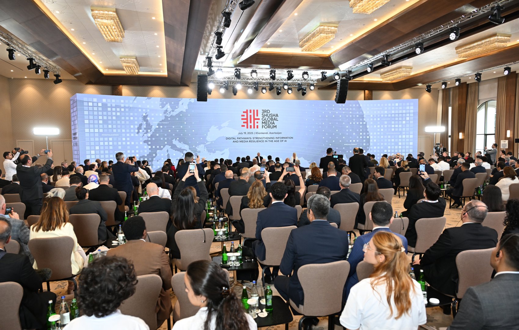 Prezident İlham Əliyevin III Şuşa Qlobal Media Forumunun iştirakçıları ilə görüşü keçirilib (FOTO/VIDEO)