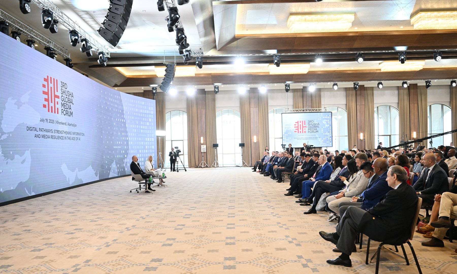 Prezident İlham Əliyevin III Şuşa Qlobal Media Forumunun iştirakçıları ilə görüşü keçirilib (FOTO/VIDEO)