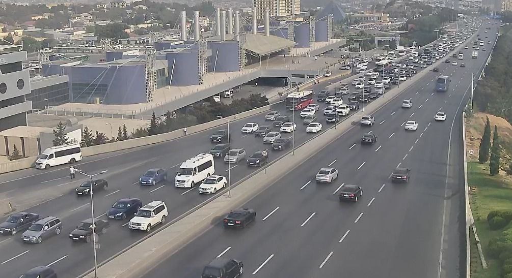 Sürücülərin NƏZƏRİNƏ: Paytaxtın bir sıra yollarında tıxac var - SİYAHI (FOTO)