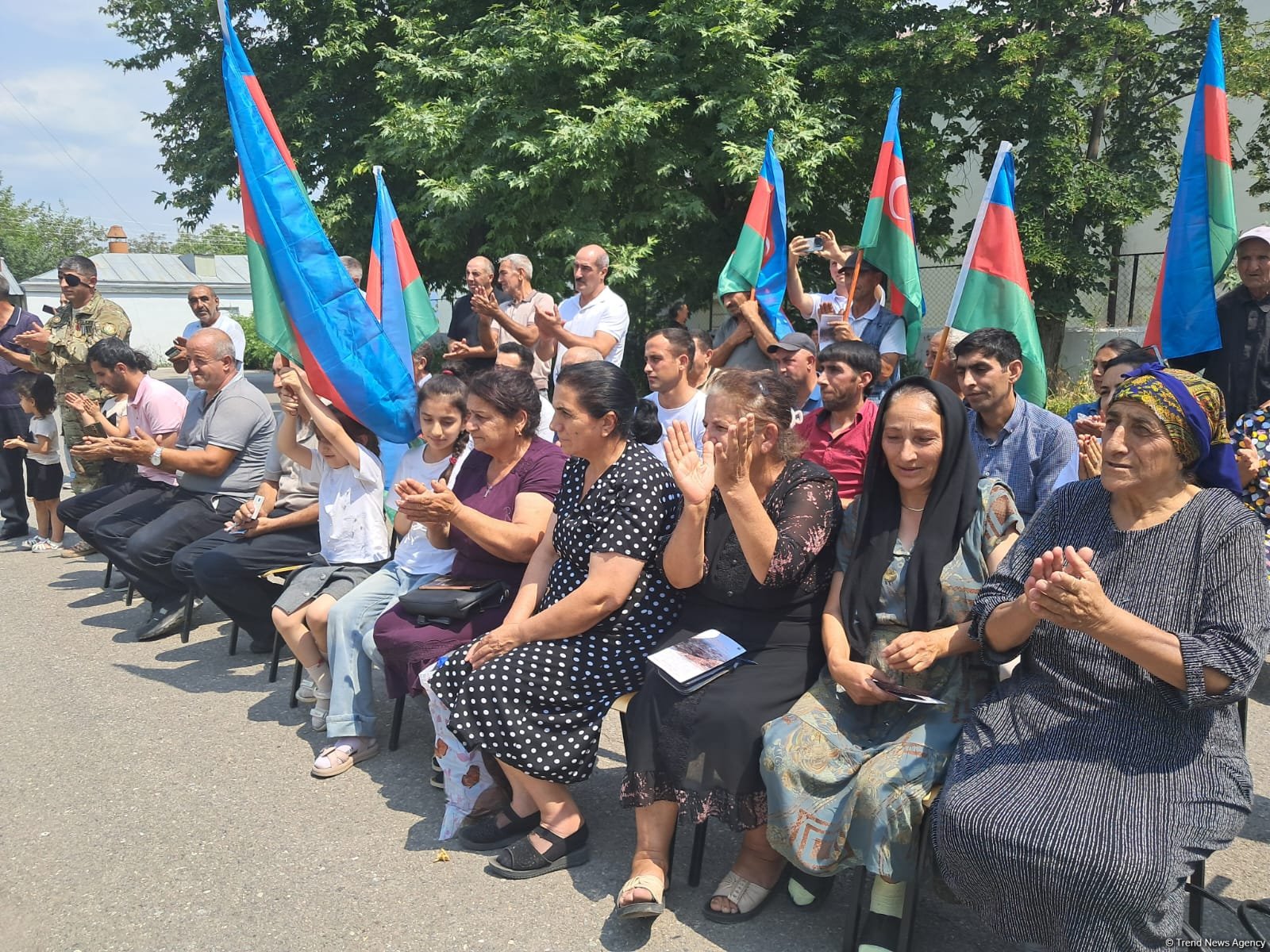 Həsənrizə çatan ailələrə evlərinin açarları təqdim edildi (YENİLƏNİB) (FOTO)