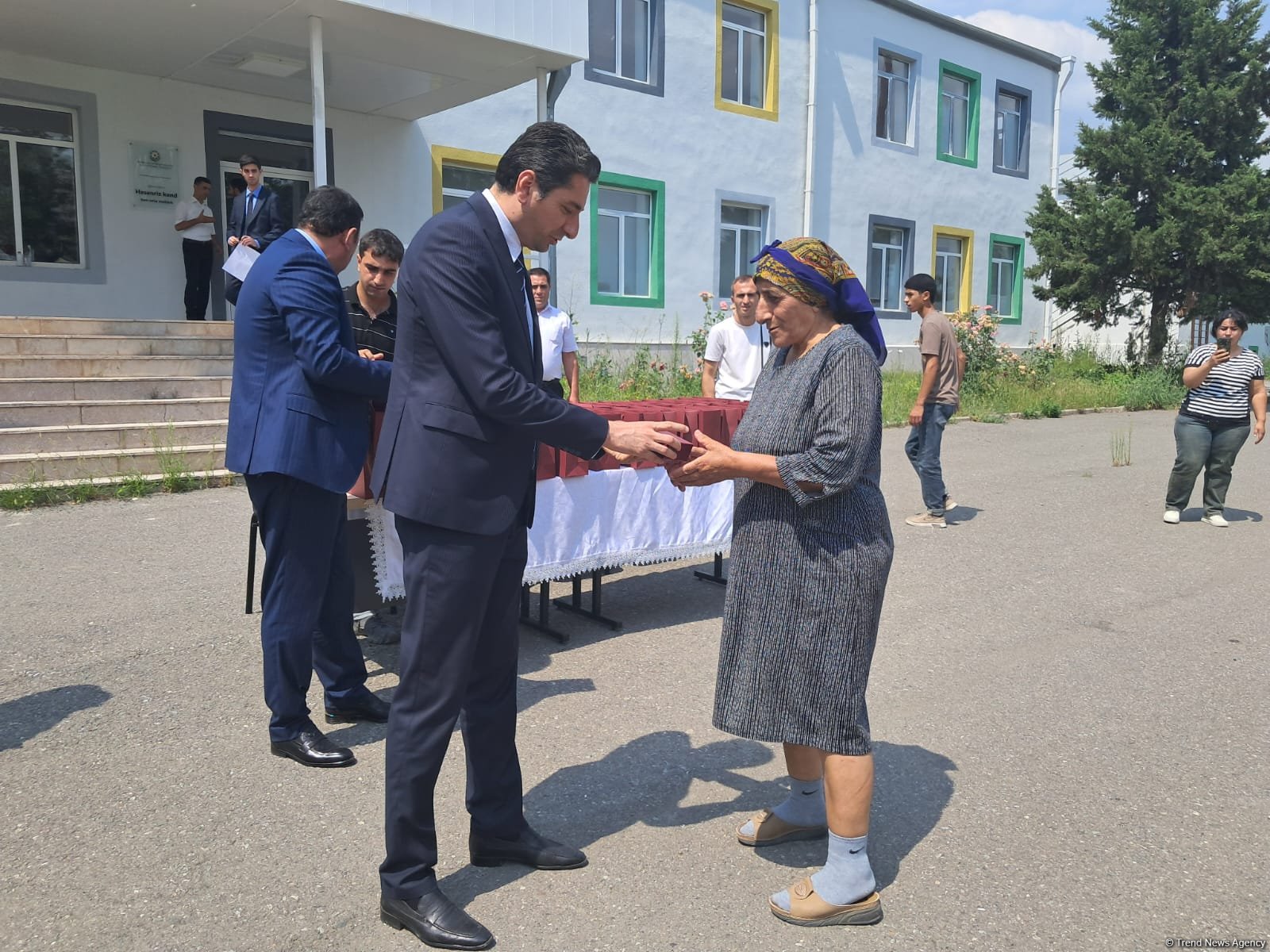 Həsənrizə çatan ailələrə evlərinin açarları təqdim edildi (YENİLƏNİB) (FOTO)