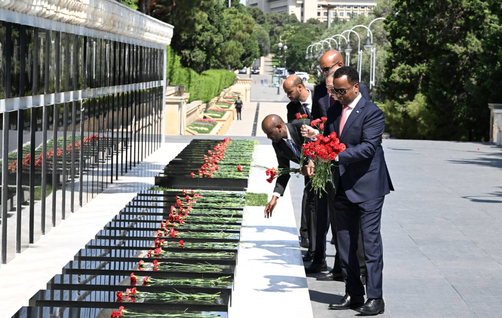 Somalinin xarici işlər və beynəlxalq əməkdaşlıq naziri Ulu Öndərin məzarını və Şəhidlər xiyabanını ziyarət edib (FOTO)