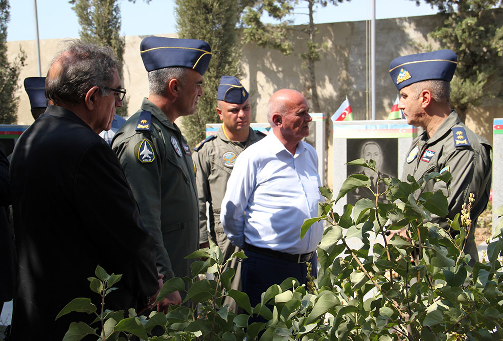 Şəhid hərbi pilot Rəşad Atakişiyevin məzarı ziyarət olunub (FOTO)
