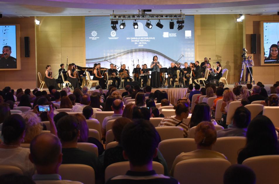 Xanəndə Nəzakət Teymurova Qəbələ festivalında musiqisevərlərə xoş anlar bəxş edib (FOTO/VİDEO)